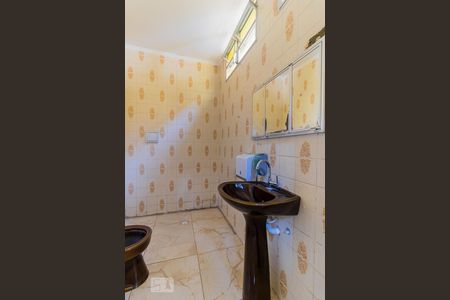 Banheiro de casa para alugar com 3 quartos, 194m² em Jardim Ivone, São Paulo