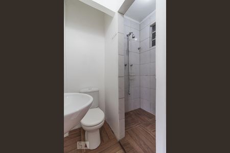 Banheiro de kitnet/studio para alugar com 1 quarto, 29m² em Auxiliadora, Porto Alegre