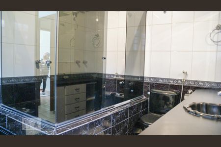 Banheiro suíte 1 de casa à venda com 4 quartos, 261m² em Vila Ré, São Paulo