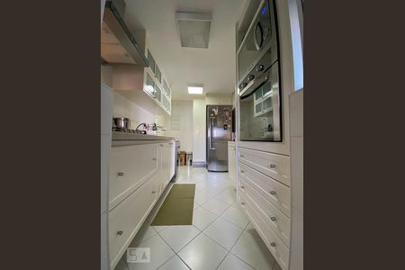 Cozinha de apartamento para alugar com 2 quartos, 100m² em Jardim das Acácias, São Paulo