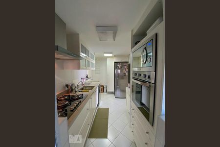 Cozinha de apartamento para alugar com 2 quartos, 100m² em Jardim das Acácias, São Paulo