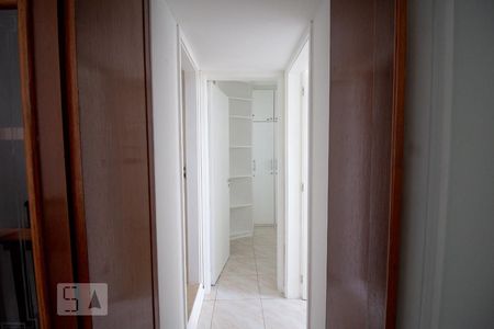 Corredor de apartamento para alugar com 2 quartos, 57m² em Barra da Tijuca, Rio de Janeiro