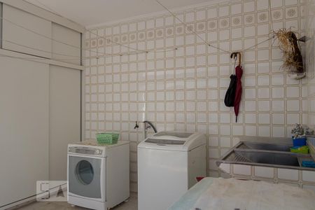 Casa à venda com 580m², 6 quartos e 4 vagas Casa à venda com 580m², 6 quartos e 4 vagasÁrea de Serviço