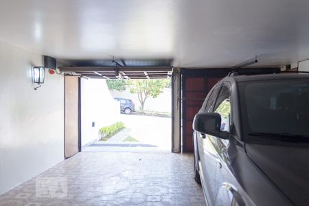 Casa à venda com 580m², 6 quartos e 4 vagas Casa à venda com 580m², 6 quartos e 4 vagas Garagem