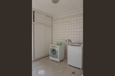 Casa à venda com 580m², 6 quartos e 4 vagas Casa à venda com 580m², 6 quartos e 4 vagasÁrea de Serviço