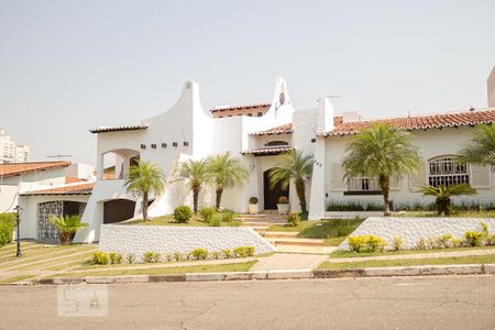 Casa à venda com 580m², 6 quartos e 4 vagas Casa à venda com 580m², 6 quartos e 4 vagasFachada