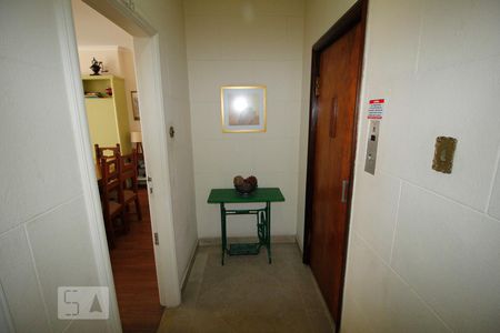 Hall de apartamento à venda com 3 quartos, 134m² em Laranjeiras, Rio de Janeiro