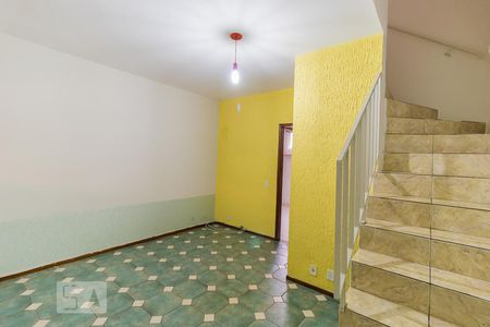 Sala de casa de condomínio para alugar com 2 quartos, 75m² em Vila Carmosina, São Paulo