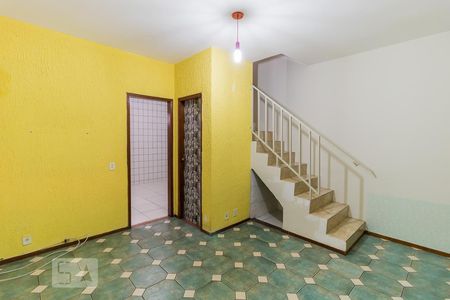 Sala de casa de condomínio à venda com 2 quartos, 75m² em Vila Carmosina, São Paulo