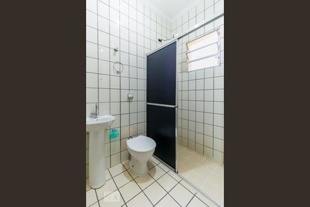 Banheiro de casa de condomínio para alugar com 2 quartos, 75m² em Vila Carmosina, São Paulo