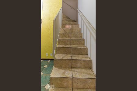Escada de casa de condomínio para alugar com 2 quartos, 75m² em Vila Carmosina, São Paulo