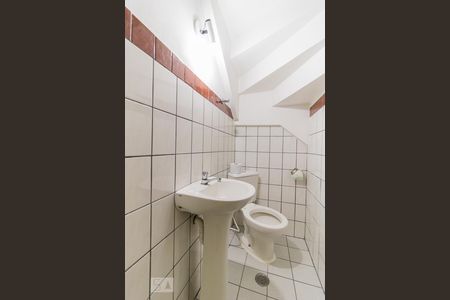 Lavabo de casa de condomínio para alugar com 2 quartos, 75m² em Vila Carmosina, São Paulo
