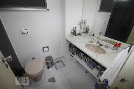 Banheiro 1 de apartamento para alugar com 3 quartos, 115m² em Laranjeiras, Rio de Janeiro