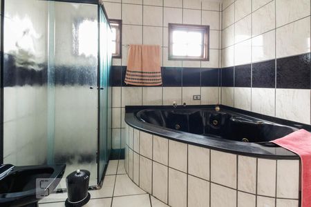 Banheiro Suite 1 de casa para alugar com 5 quartos, 390m² em Vila Bertioga, São Paulo