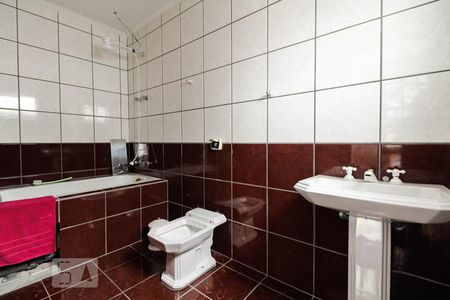 Casa à venda com 390m², 5 quartos e 4 vagas Casa à venda com 390m², 5 quartos e 4 vagasBanheiro Suite 2