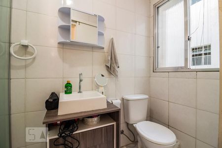 Banheiro de apartamento à venda com 2 quartos, 55m² em Cristal, Porto Alegre