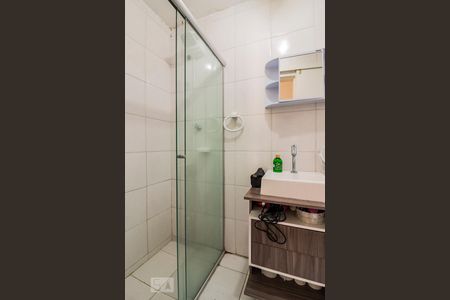 Banheiro de apartamento à venda com 2 quartos, 55m² em Cristal, Porto Alegre