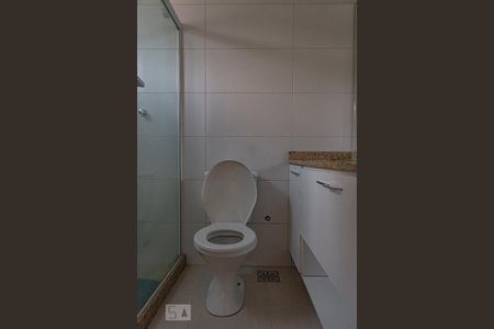 Banheiro da Suíte de casa de condomínio para alugar com 3 quartos, 100m² em Vargem Grande, Rio de Janeiro