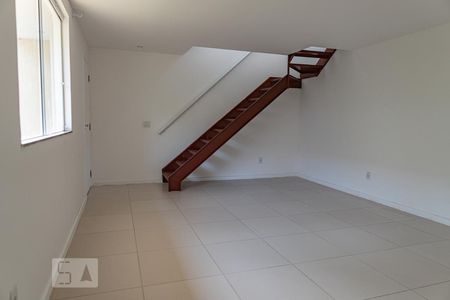 Sala de casa de condomínio para alugar com 3 quartos, 100m² em Vargem Grande, Rio de Janeiro