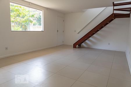 Sala de casa de condomínio para alugar com 3 quartos, 100m² em Vargem Grande, Rio de Janeiro