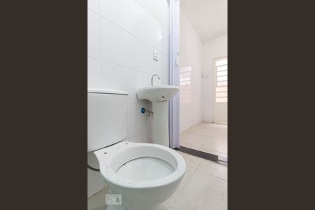 Banheiro de casa para alugar com 1 quarto, 30m² em Vila Diva, São Paulo