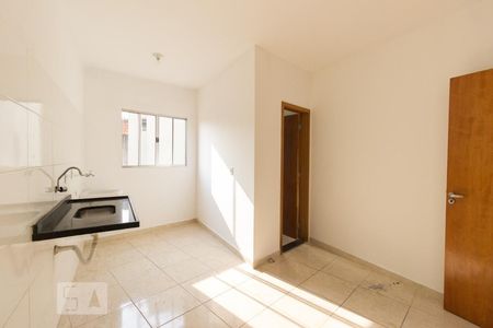 Cozinha de apartamento para alugar com 1 quarto, 30m² em Vila Diva (zona Norte), São Paulo