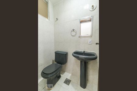 Banheiro de apartamento para alugar com 2 quartos, 55m² em Jacarepaguá, Rio de Janeiro