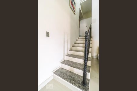 Escada para o Hall de Entrada e Hall dos Quartos de casa de condomínio para alugar com 3 quartos, 300m² em Anil, Rio de Janeiro
