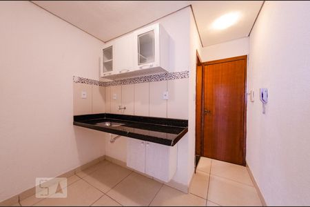 Cozinha de kitnet/studio para alugar com 1 quarto, 27m² em João Pinheiro, Belo Horizonte