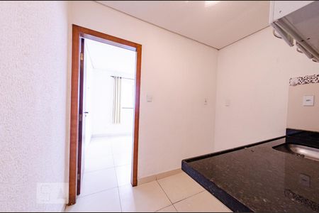 Cozinha de kitnet/studio para alugar com 1 quarto, 27m² em João Pinheiro, Belo Horizonte