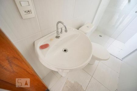 Detalhe banheiro de kitnet/studio para alugar com 1 quarto, 30m² em Luz, São Paulo