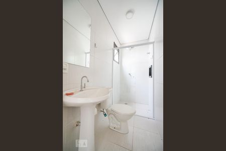 Banheiro de kitnet/studio para alugar com 1 quarto, 30m² em Luz, São Paulo