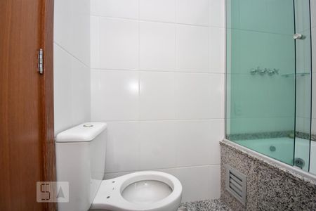 Banheiro de apartamento à venda com 2 quartos, 60m² em Belvedere, Belo Horizonte