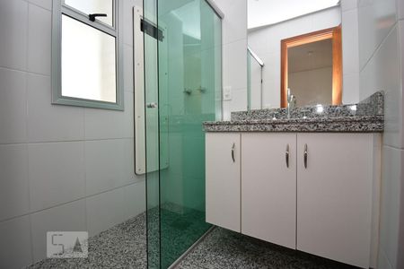 Banheiro de apartamento à venda com 2 quartos, 60m² em Belvedere, Belo Horizonte