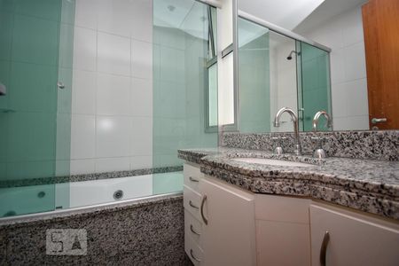 Banheiro de apartamento à venda com 2 quartos, 60m² em Belvedere, Belo Horizonte