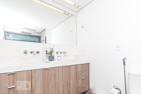 Banheiro de apartamento à venda com 1 quarto, 85m² em Vila Madalena, São Paulo