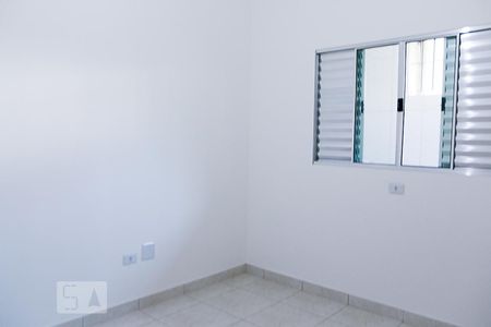 Quarto 1 de casa para alugar com 2 quartos, 54m² em Jardim Guarapiranga, São Paulo