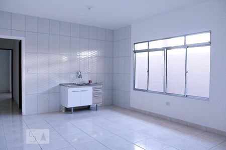 Cozinha Conjugada / Sala de casa para alugar com 2 quartos, 54m² em Jardim Guarapiranga, São Paulo