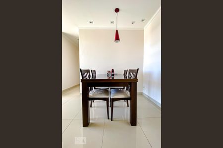 Sala com mesa de jantar de apartamento à venda com 2 quartos, 57m² em Vila Oratório, São Paulo