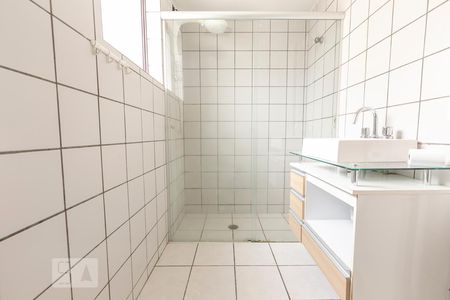 Banheiro de apartamento para alugar com 2 quartos, 71m² em Vila Ipojuca, São Paulo