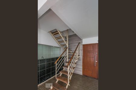 Sala - Escada de acesso aos quartos de casa para alugar com 3 quartos, 65m² em Olaria, Rio de Janeiro