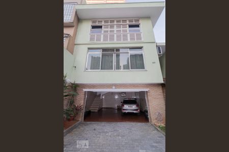 Casa para alugar com 255m², 4 quartos e 4 vagas Casa para alugar com 255m², 4 quartos e 4 vagasFachada