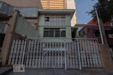 Casa para alugar com 255m², 4 quartos e 4 vagas Casa para alugar com 255m², 4 quartos e 4 vagasFachada