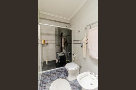 Banheiro da primeira suíte de casa para alugar com 3 quartos, 300m² em Planalto Paulista, São Paulo