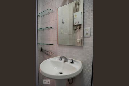 Banheiro  de kitnet/studio para alugar com 1 quarto, 27m² em Copacabana, Rio de Janeiro