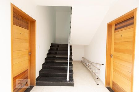 Escada de apartamento para alugar com 2 quartos, 50m² em Vila Ema, São Paulo