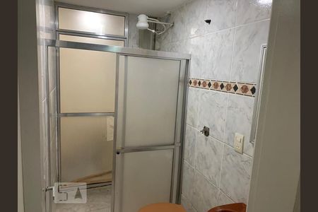 Banheiro de kitnet/studio para alugar com 1 quarto, 42m² em Centro Histórico, Porto Alegre