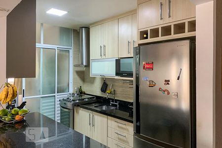 Cozinha de apartamento para alugar com 2 quartos, 80m² em Jardim Tupanci, Barueri