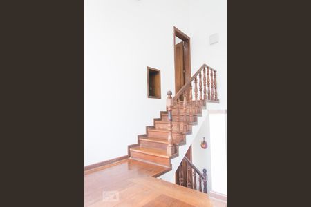 Escadas  de casa à venda com 3 quartos, 354m² em Vila Inah, São Paulo