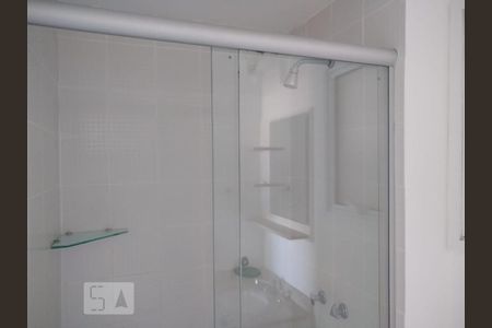 Banheiro de apartamento para alugar com 2 quartos, 70m² em Passo da Areia, Porto Alegre